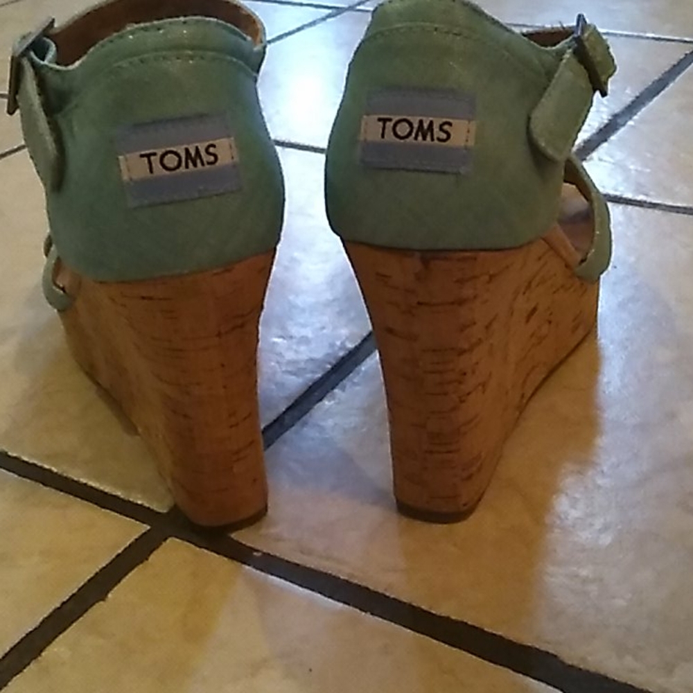 Shoes - Picture 2 of 3